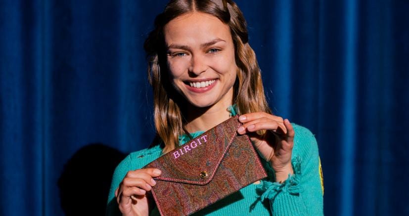 Etro mette in vendita online la pochette Rsvp personalizzabile Il Sole 24 ORE